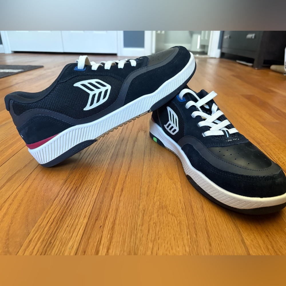 Cariuma Black and White Uba Pro Sneakers